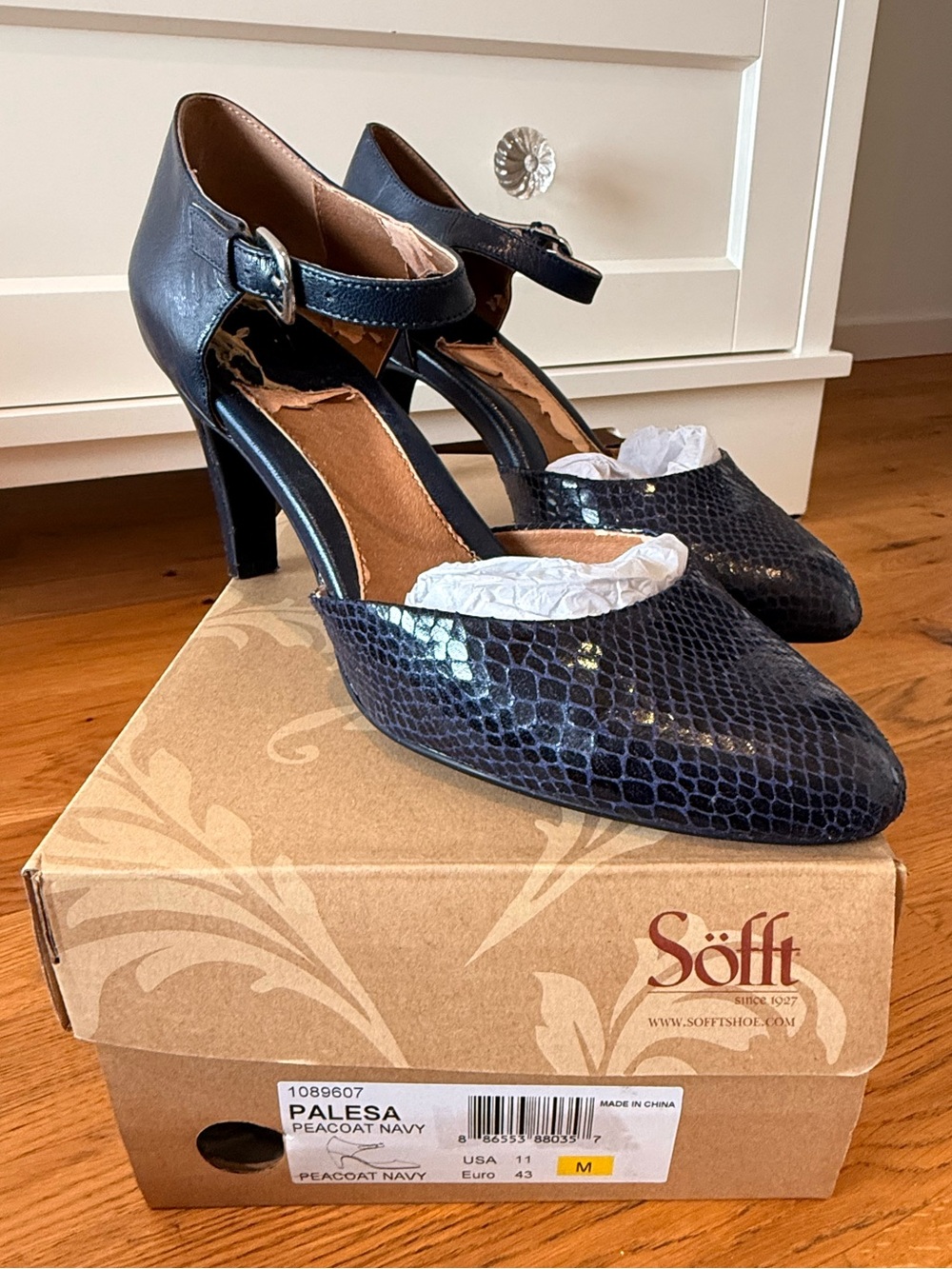 Sofft Women’s 11 M Navy Blue Ankle-Strap Pumps with box - exterior like new